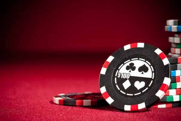 Live dealer explaining blackjack hand outcome